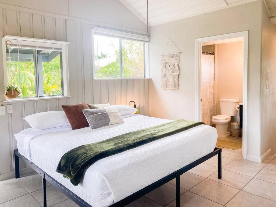 Monstera Bungalow, Spacious, King Bed, Big Kitchen Keaau Exterior photo