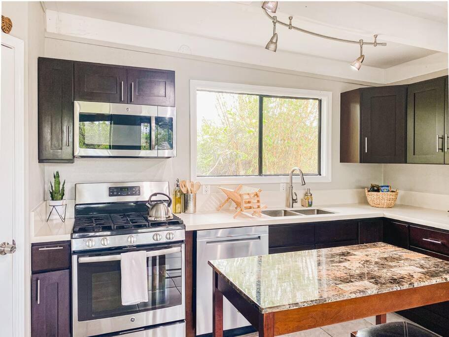 Monstera Bungalow, Spacious, King Bed, Big Kitchen Keaau Exterior photo
